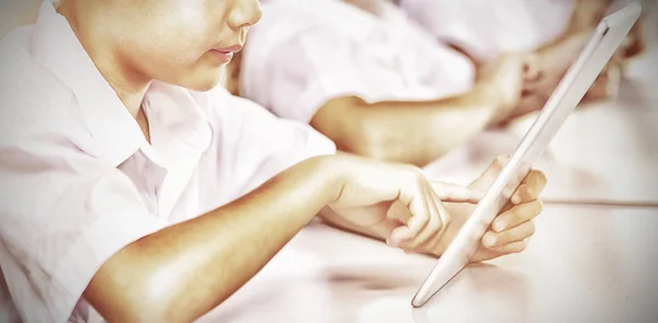 Niños Usando Tableta Digital Aula Escuela — Foto de Stock