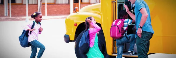 Okulda Otobüste Girerken Çocuklar Için Yüksek Beş Veren Öğretmen — Stok fotoğraf
