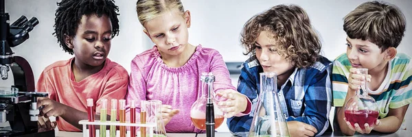 Crianças Fazendo Uma Experiência Química Laboratório Escola — Fotografia de Stock