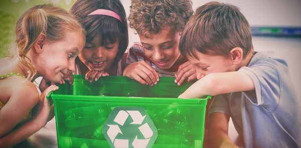 Niños Mirando Botellas Caja Reciclaje Aula —  Fotos de Stock