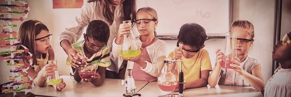 Μαθητές Μαθαίνουν Επιστήμη Τον Δάσκαλο Στην Τάξη — Φωτογραφία Αρχείου