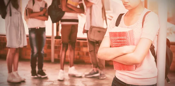 学校の廊下で悲しい少女のいじめ学校の友達 — ストック写真