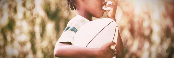 Niño Está Usando Inhalador Asma Parque —  Fotos de Stock