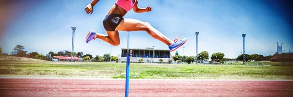 Athletin Springt Während Des Rennens Über Die Hürde — Stockfoto