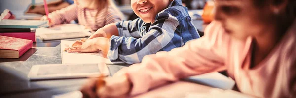 Πορτρέτο Του Χαμογελώντας Μαθητής Κάνει Την Εργασία Του Στην Τάξη — Φωτογραφία Αρχείου