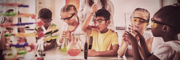 Profesor Posando Con Alumnos Haciendo Proyecto Ciencias Aula — Foto de Stock