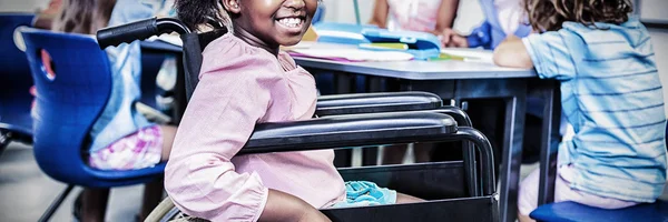 Funktionshindrade Skolflicka Leende Klassrum Skolan — Stockfoto