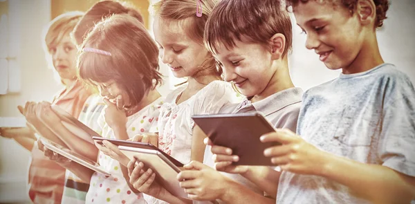 Uśmiechający Się Dzieci Pomocą Cyfrowych Tabletów Klasie — Zdjęcie stockowe