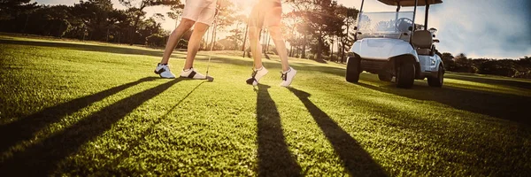 Happy Golf Spelare Par Ger Hög Fem Stående Fältet — Stockfoto