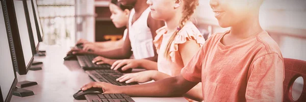 Σχολείο Παιδιά Χρησιμοποιούν Τον Υπολογιστή Στην Τάξη Στο Σχολείο — Φωτογραφία Αρχείου