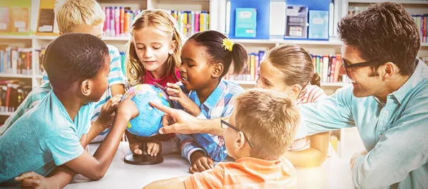 Lehrer Und Kinder Diskutieren Der Schulbibliothek Über Globus — Stockfoto