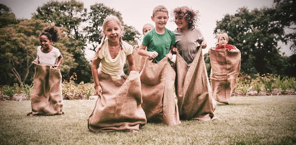 Dzieci Posiadające Worek Wyścig Parku Słoneczny Dzień — Zdjęcie stockowe