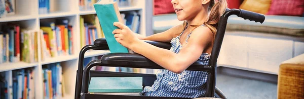 Chica Discapacitada Leyendo Libro Biblioteca Escuela —  Fotos de Stock