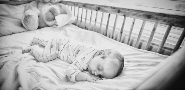 自宅のゆりかごで眠っている赤ちゃん — ストック写真