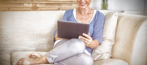 Mujer Mayor Usando Tableta Digital Sala Estar Casa — Foto de Stock