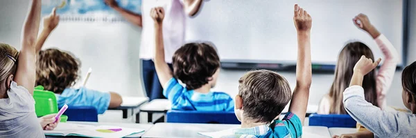 Bambini Che Alzano Mano Classe Scuola — Foto Stock