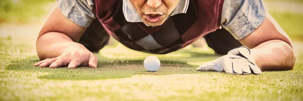 Golfspelare Blåser Bollen Hålet Golfbanan — Stockfoto