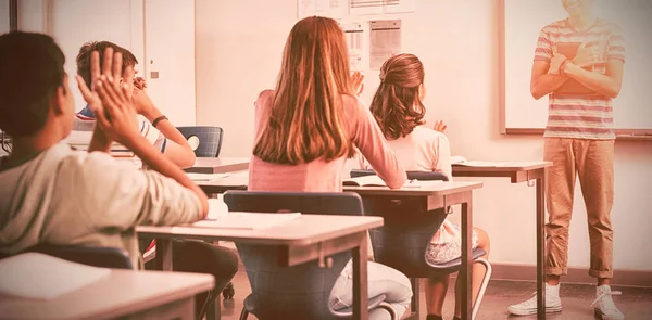 Studentessa Dare Presentazione Aula Scuola — Foto Stock