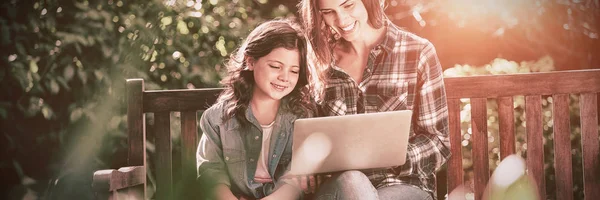 뒤뜰에 벤치에 노트북을 엄마와 — 스톡 사진