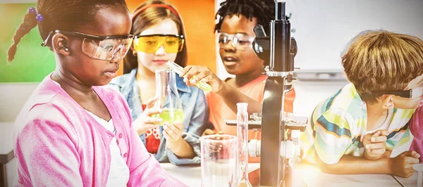 Děti Dělají Chemický Experiment Laboratoři Škole — Stock fotografie