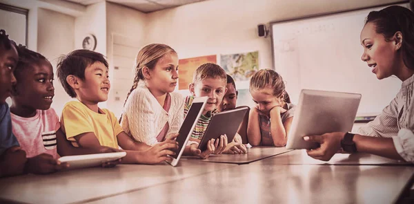 Profesor Teniendo Lección Con Tableta Aula —  Fotos de Stock