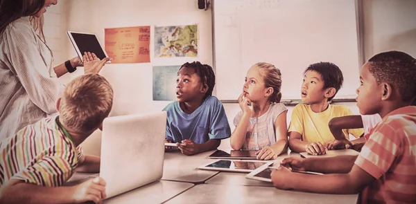 Μαθητές Που Ακούν Τον Δάσκαλο Δείχνει Ψηφιακό Δισκίο Στην Τάξη — Φωτογραφία Αρχείου