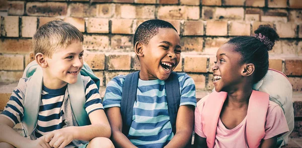 Crianças Felizes Com Mochilas Sentadas Degraus Escola — Fotografia de Stock