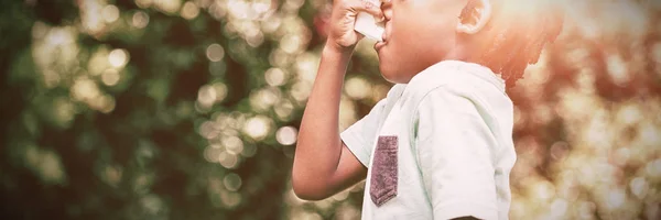 Niño Usando Inhalador Asma Parque — Foto de Stock