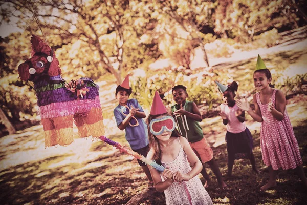 Kleines Mädchen Knackt Pinata Zum Geburtstag Einem Park — Stockfoto