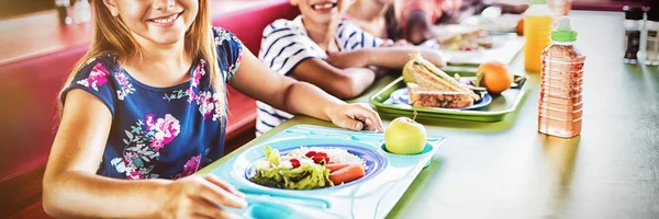 Діти Їдять Їдальні Школі — стокове фото