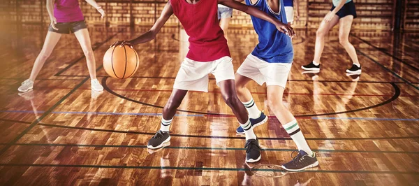 Entschlossene Gymnasiasten Spielen Basketball Auf Dem Platz — Stockfoto