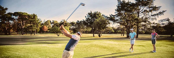 Güneşli Bir Gün Boyunca Sahada Golf Oynayan Arkadaşlar — Stok fotoğraf