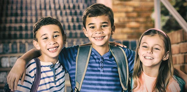 Retrato Niños Sonrientes Escuela Pie Con Brazo Alrededor Escuela — Foto de Stock