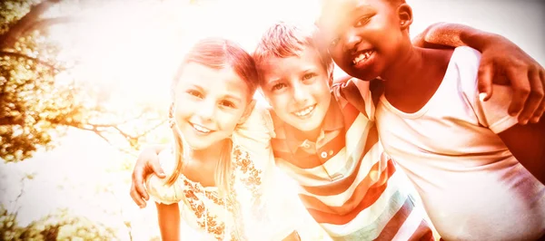 Дети Позируют Вместе Солнечный День Перед Камерой Парке — стоковое фото