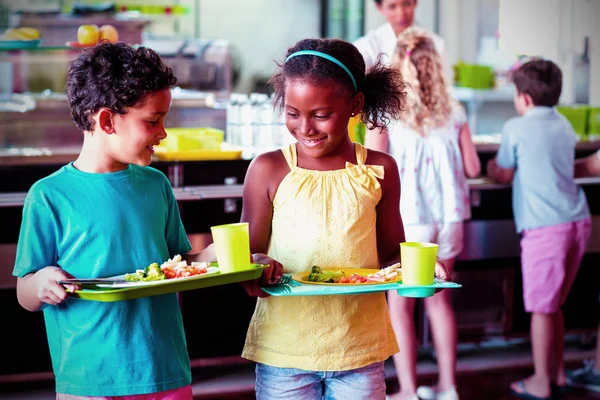 Mosolygós Gyermek Tartja Élelmiszer Tálcát Étkezdéjében Iskolában — Stock Fotó