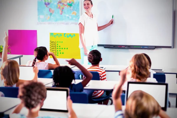 Uśmiechający Się Nauczycielka Nauczania Studentów Pomocą Tablicy Klasie — Zdjęcie stockowe