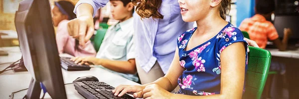 Les Enfants Regardent Leur Ordinateur École — Photo