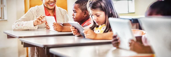 Professora Dando Aula Para Seus Alunos Com Tecnologia Escola — Fotografia de Stock