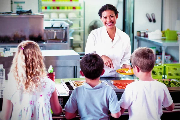 Femme Gaie Servant Nourriture Des Écoliers Cantine — Photo