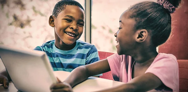 Lächelnde Kinder Mit Digitalem Tablet Klassenzimmer — Stockfoto