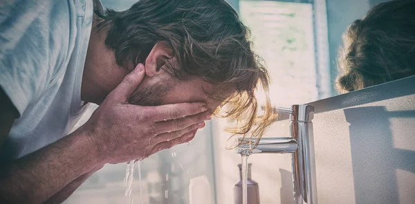 Hombre Lavándose Cara Con Agua Baño Casa — Foto de Stock