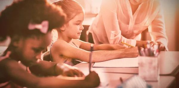 Guru Membantu Anak Anak Dalam Mengerjakan Sekolah — Stok Foto