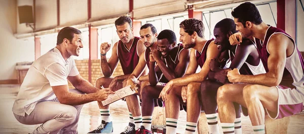 Treinador Explicando Plano Jogo Para Jogadores Basquete Quadra — Fotografia de Stock