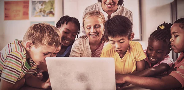 Insegnante Felice Alunni Che Utilizzano Computer Portatile Classe Scuola — Foto Stock