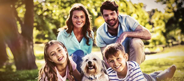 Retrato Familia Feliz Disfrutando Parque Día Soleado — Foto de Stock