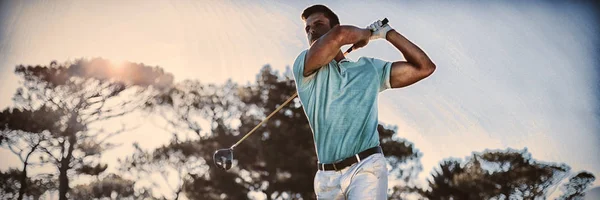 Yakışıklı Golfçü Adam Sahada Ayakta Çekimi Tam Uzunlukta — Stok fotoğraf