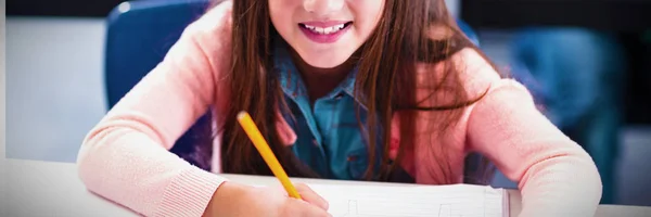 Lköğretim Okulunda Sınıfta Kız Öğrenci Eğitim Gülümseyen Portresi — Stok fotoğraf