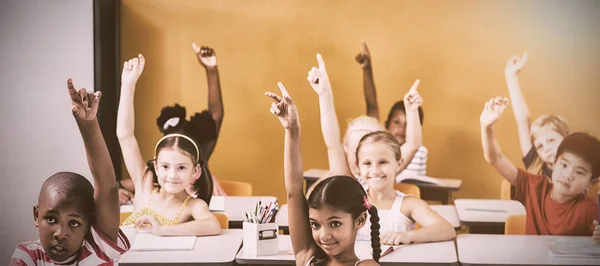 Studenti Che Alzano Mani Classe Scuola — Foto Stock