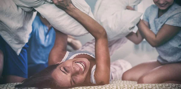 Familia Teniendo Pelea Almohadas Dormitorio Casa — Foto de Stock