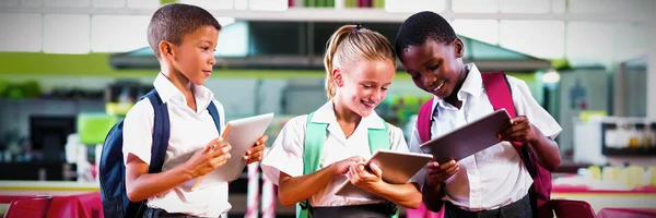 Leende Skol Ungdomar Som Använder Digital Tablett Cafeterian Skolan — Stockfoto